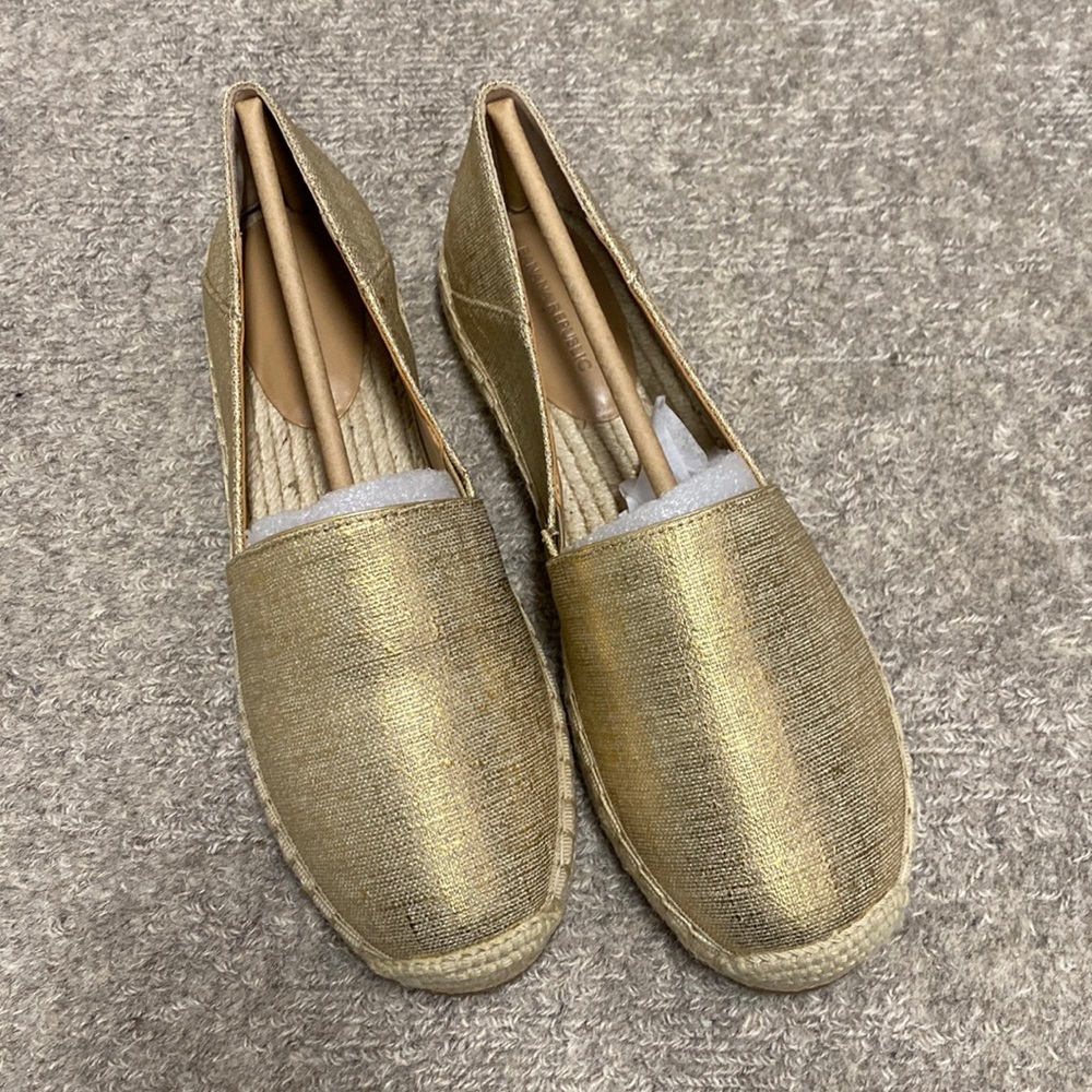 - NWT Banana Republic SZ: 7.5